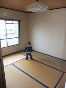 新居の和室 和室の隅に立っている真由喜