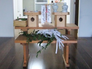 祭壇 二段の案に三方やお札や祓い幣が載っている