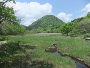 新湯富士 沼の後ろに聳える円錐形の山