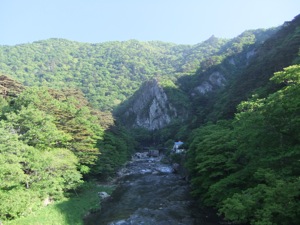 塩原温泉の天狗岩 山の中に流れる大きな川と岩