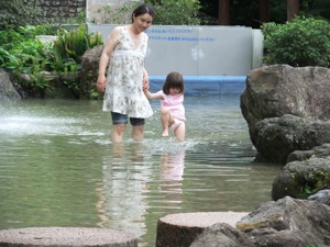 水遊び 真由喜が水を踏む直前