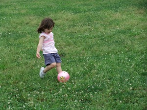 真由喜のサッカー 真由喜がボールを蹴る直前の姿