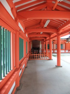 朱塗りの廊下と緑の窓の棒