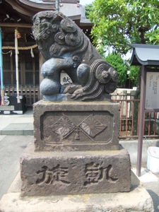 狛犬の台には軍隊用の日の丸が二つある