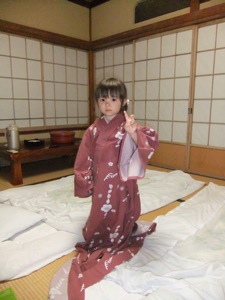 浴衣姫 大人の浴衣を着ている真由喜