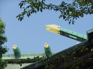 青空の前で見える千木と鰹木