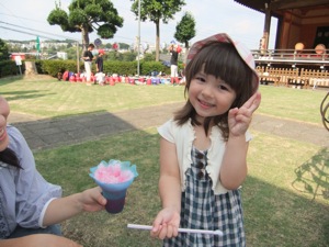 かき氷を食べている真由喜