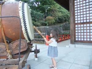 真由喜が太鼓を叩こうとする