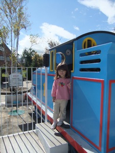 真由喜トーマス 真由喜が大きなトーマスの玩具(遊具か)から降りる