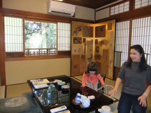 江戸三の部屋 旅館の部屋で屏風も見える