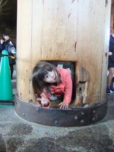 真由喜が東大寺の柱にある穴をくぐる