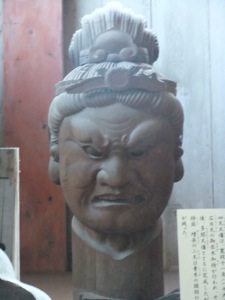 東大寺の大仏殿で怒りの顔の仏像