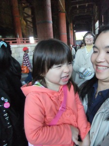 真由喜が東大寺の大仏殿で怒りの顔をする