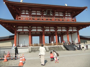 真由喜、ゆり子と母が朱雀門の前に立つ