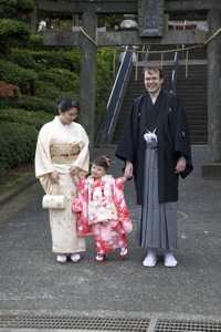 鳥居の前に家族三人が和装