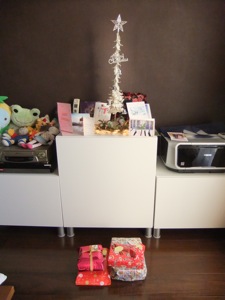 小さいクリスマスツリーの周りにカードが置いてあるし、下にはプレゼントがある