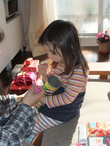 クリスマスのお菓子 真由喜がしっかりとプリングルのお菓子を抱える