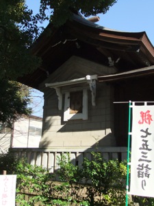 溝口神社の本殿の倉のような壁と窓