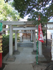 稲荷神社の前の灰色の鳥居