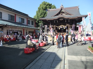 本殿に向けて境内の風景。人が１０人ぐらい集まる。