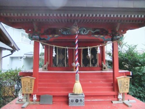 朱塗りの祠に神様が二柱鎮座する