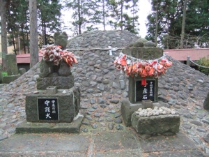 藤塚の前に石像が立つ