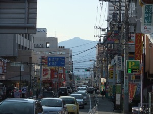 商店街の道がまっすぐ大山に向かう