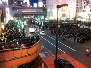 渋谷駅のバウ乗り場で大勢の人が並ぶ。