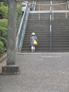 幼稚園の制服を着ている真由喜が神社の石段を上る