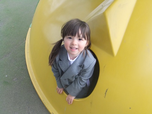 入った 真由喜が遊具の中から出る