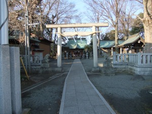 鳥居の外から撮られた有鹿神社の境内