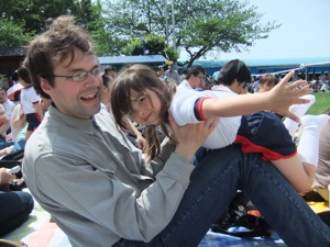 真由喜が私の足の上で飛行機になる