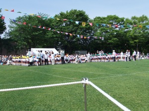 園庭で園児が並ぶ