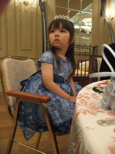 青いドレスとティアラを着た真由喜