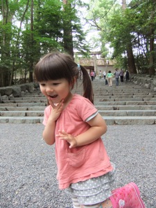 真由喜が内宮の石段の下で踊る