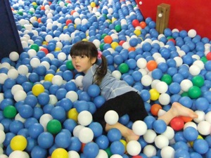 真由喜のボールプールの中で泳ぐ