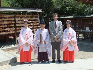私と祈願祭を執り行った神職と舞を舞った巫女二人が並ぶ