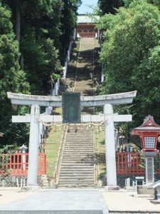 鳥居の後ろに２０２の石段が門に上がる