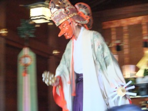 白幡八幡大神の宮司が禰宜舞を舞う仮面を冠る姿