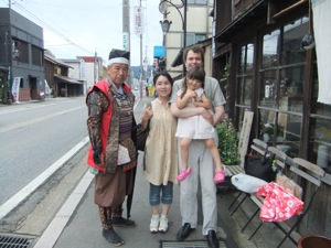 家族三人の侍の装束を着る人との写真