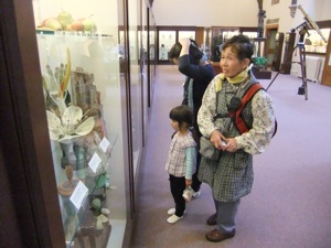 ウィップルという科学の歴史の博物館でゆり子のお母さんとゆり子と真由喜が展示品を見る