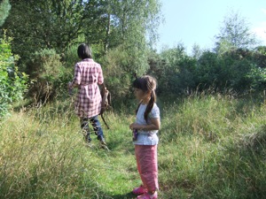 豊かな緑の中に真由喜が立つ