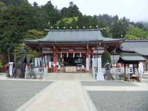 緑の山を背景とする社殿