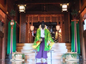 宮司さんが仮面を冠って舞う