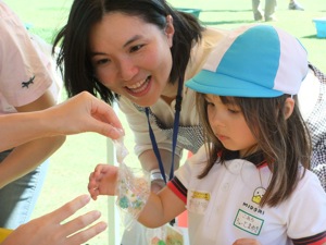 あめすくいの獲物 笑顔のゆり子に見守られた真由喜が救った飴をもらう