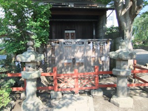 神釜 石灯籠と玉垣の後ろに板垣