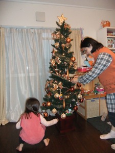 ゆり子と真由喜が一緒にクリスマスツリーを飾る