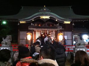 社殿の前に人が深夜に並ぶ