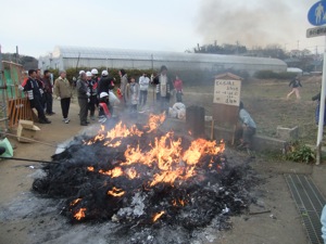 道祖神の前で火が燃える