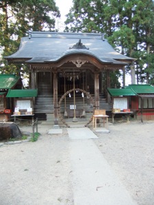 茅の輪が立つ社殿